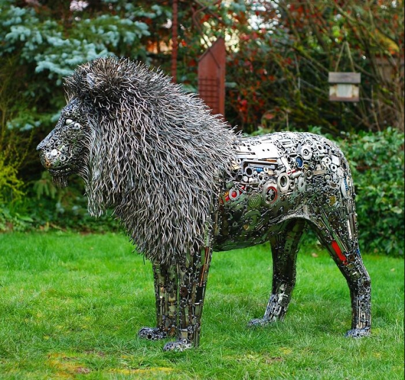 Artista autodidacta crea impresionantes esculturas a partir de materiales reciclados