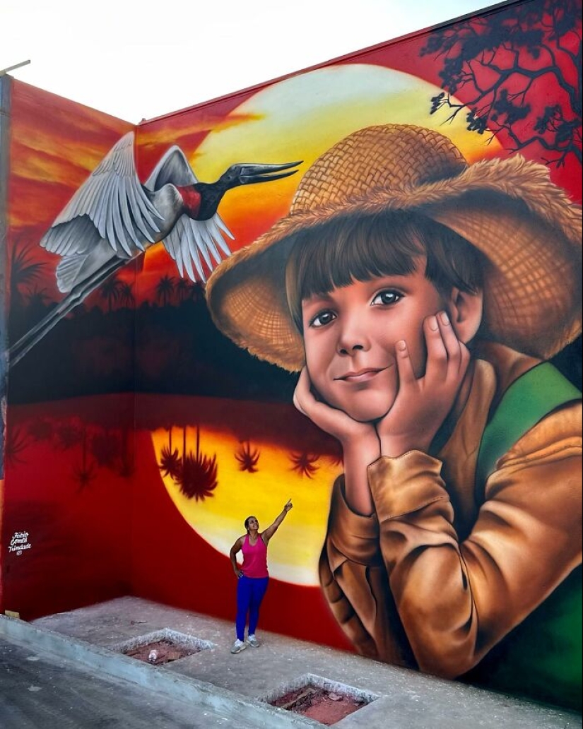 Artista callejero continúa pintando retratos en paredes junto a árboles que también sirven como cabello Artista callejero continúa pintando retratos en paredes junto a árboles que también sirven como cabello