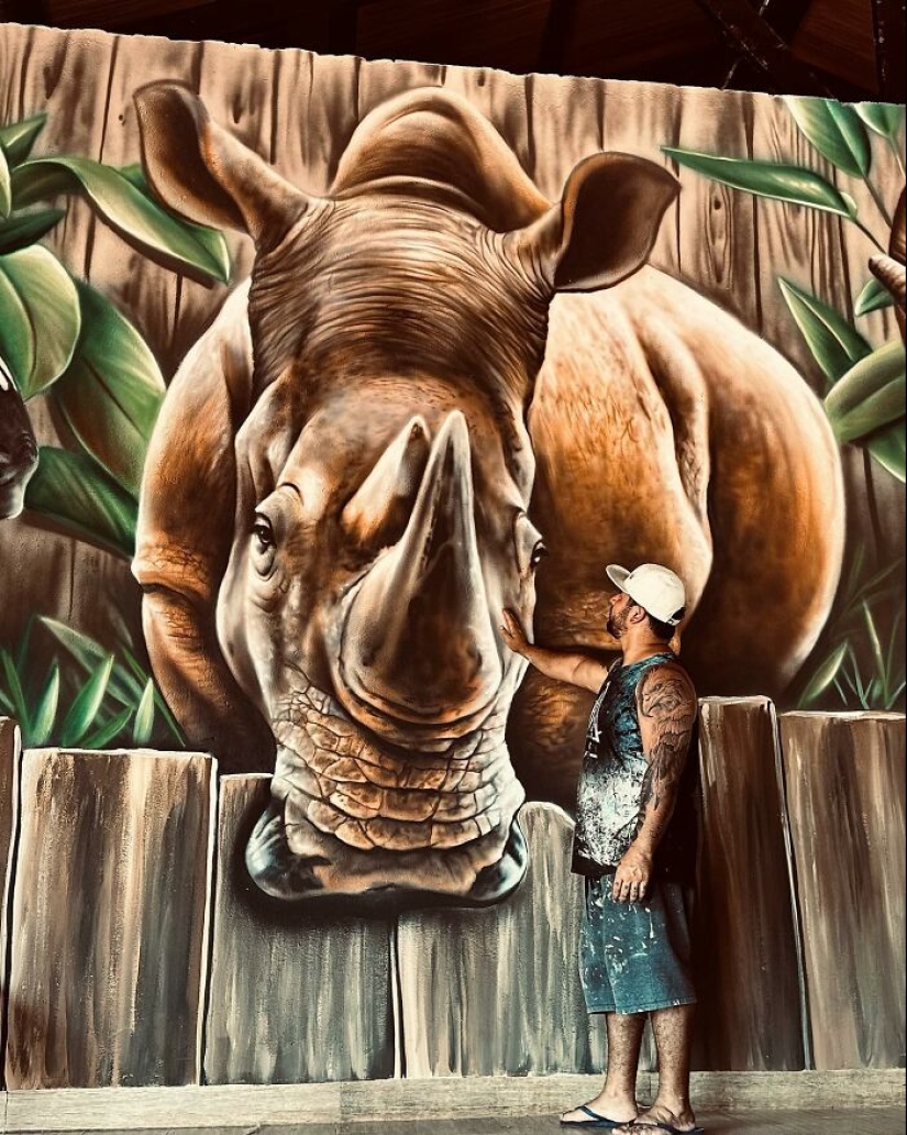 Artista callejero continúa pintando retratos en paredes junto a árboles que también sirven como cabello Artista callejero continúa pintando retratos en paredes junto a árboles que también sirven como cabello