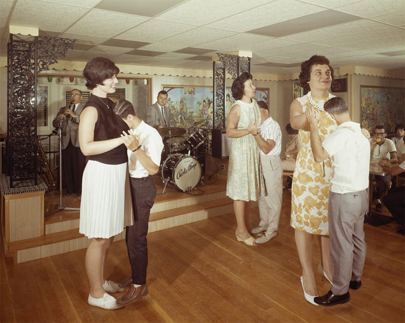 Artista polaco se burló de viejas fotos americanas... y los mejoró