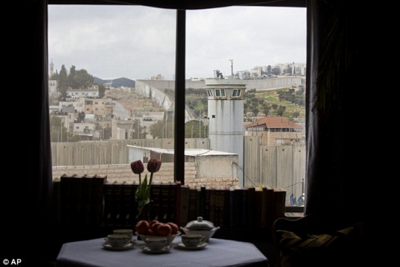 Banksy abrió un hotel con la "peor vista del mundo": el muro entre Israel y Palestina