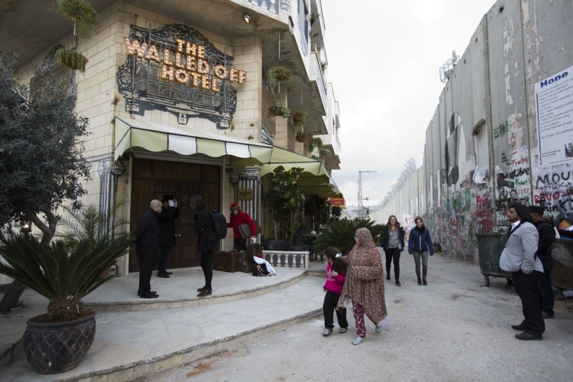Banksy abrió un hotel con la "peor vista del mundo": el muro entre Israel y Palestina