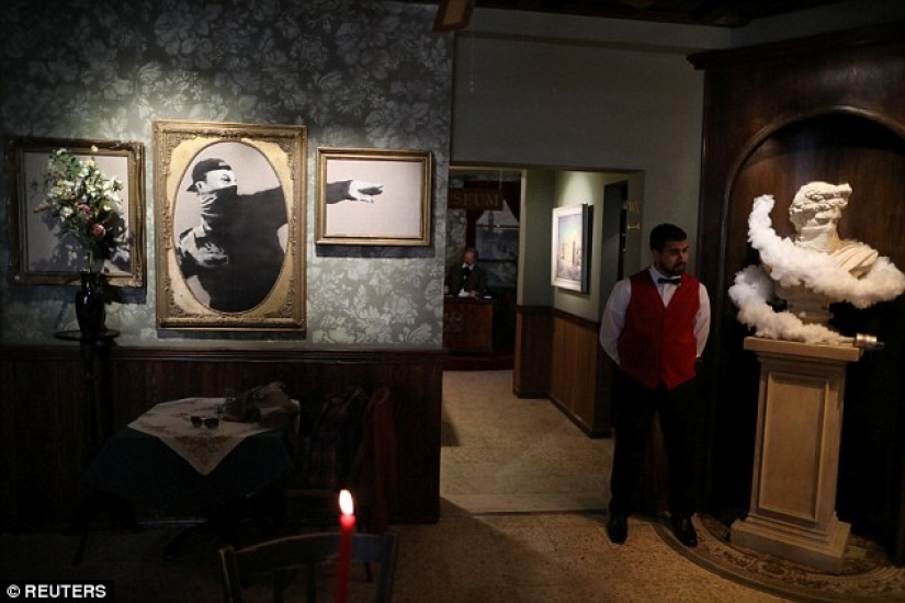 Banksy abrió un hotel con la "peor vista del mundo": el muro entre Israel y Palestina