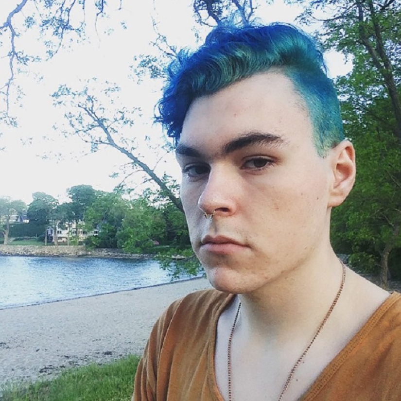 Barba azul: las sirenas macho se tiñen la barba de diferentes colores