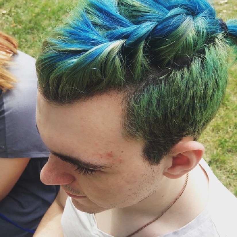 Barba azul: las sirenas macho se tiñen la barba de diferentes colores