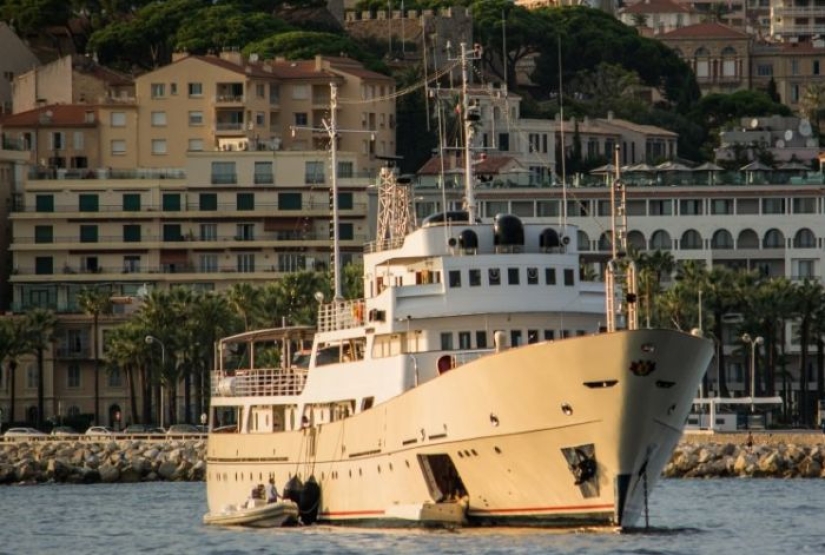 Barco de reconocimiento soviético convertido en yate de súper lujo