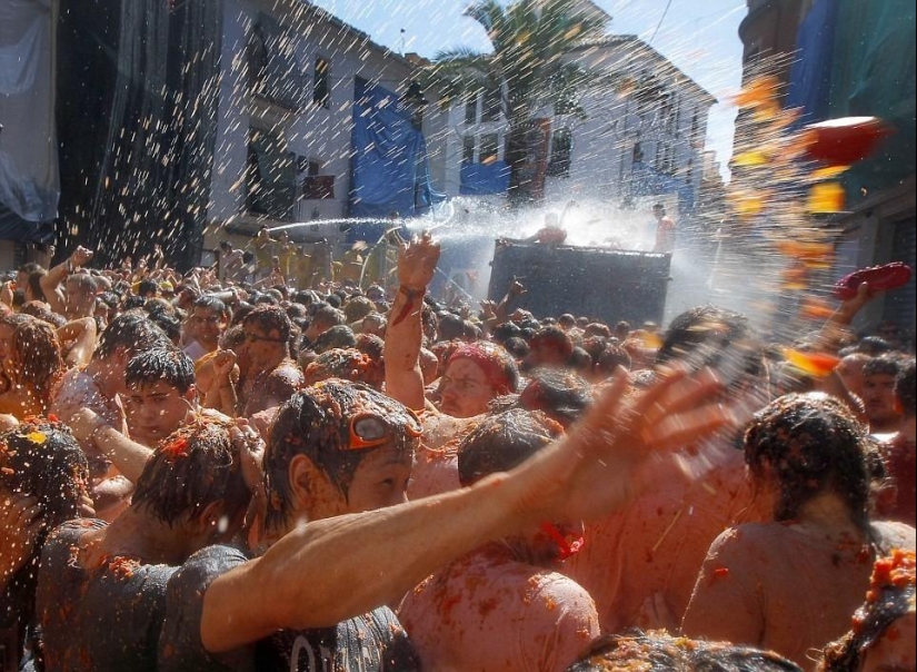 Battle of tomatoes - 2014, or Tomatina Battle of tomatoes - 2014, or Tomatina