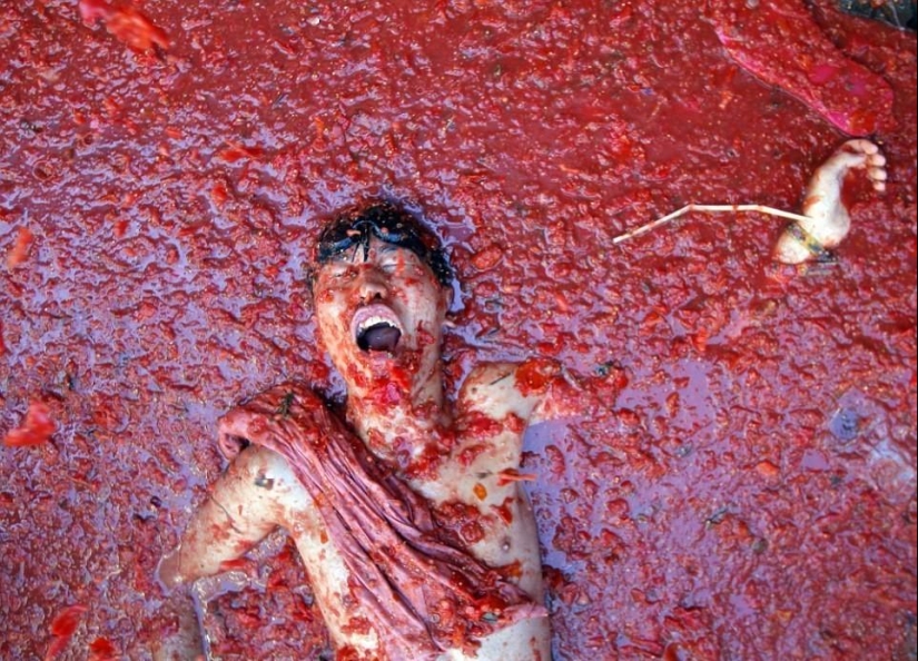 Battle of tomatoes - 2014, or Tomatina Battle of tomatoes - 2014, or Tomatina
