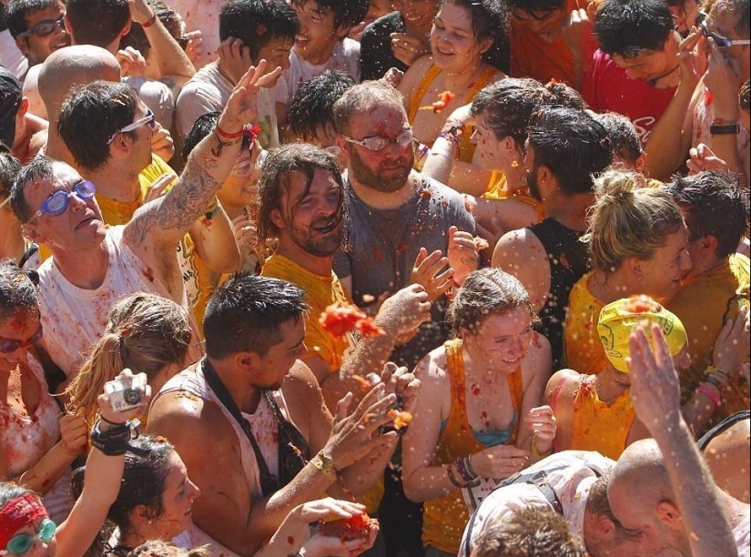 Battle of tomatoes - 2014, or Tomatina Battle of tomatoes - 2014, or Tomatina