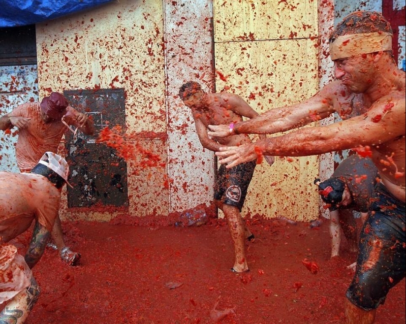Battle of tomatoes - 2014, or Tomatina Battle of tomatoes - 2014, or Tomatina
