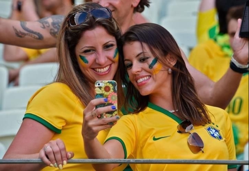 Beautiful Brazilian cheerleaders attract attention with their bright appearance