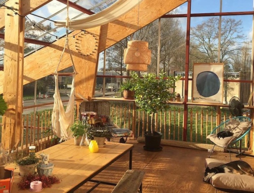 Beds between rooms: the family settled in a greenhouse house for three years