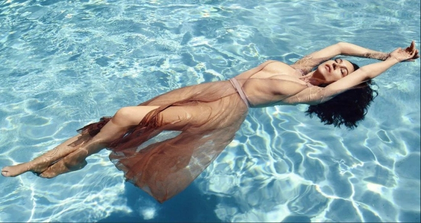Belleza más allá de los límites del tiempo: fotos traviesas de la joven Monica Bellucci