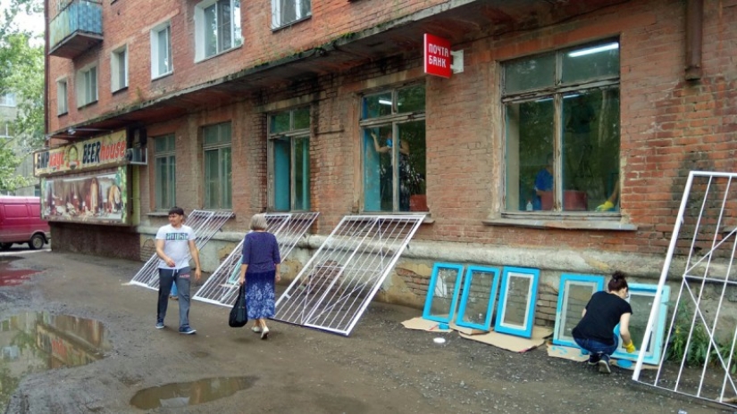Bien hecho, Internet! Las redes sociales ridiculizaron a la oficina de correos de Omsk, y fue reparada en un instante