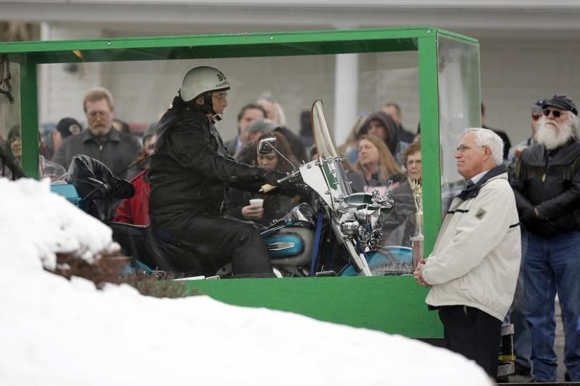 Biker buried riding a Harley Biker buried riding a Harley