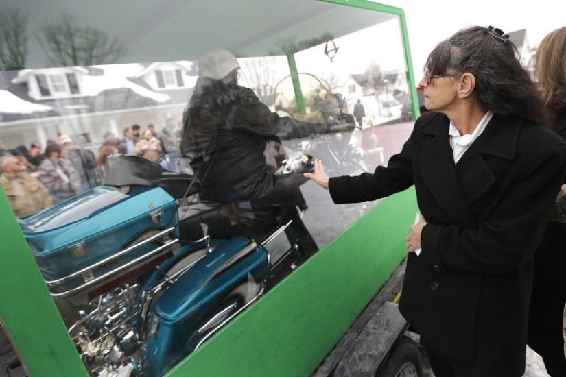 Biker buried riding a Harley Biker buried riding a Harley