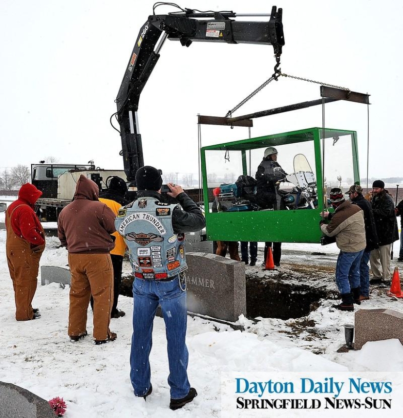 Biker buried riding a Harley Biker buried riding a Harley