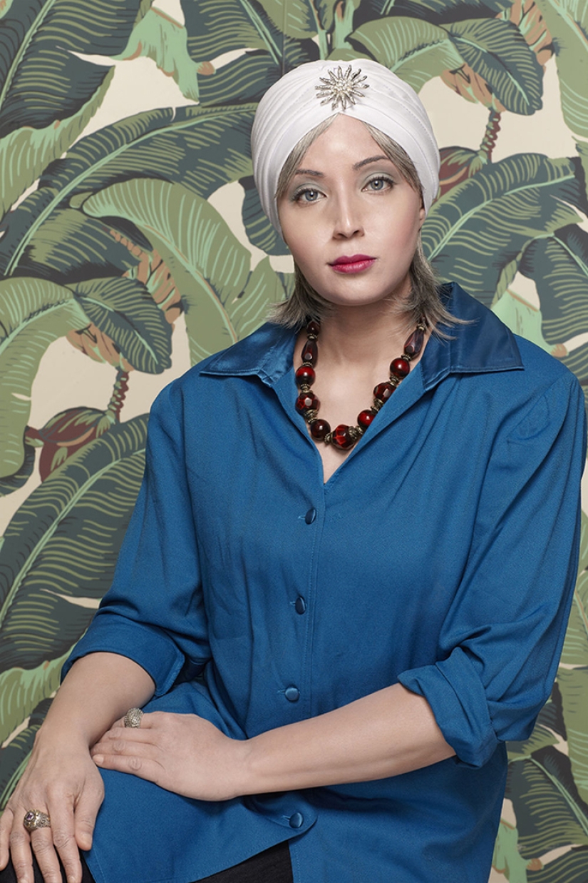 Black and white photo: a mulatto woman takes pictures of herself in the image of her white ancestors Black and white photo: a mulatto woman takes pictures of herself in the image of her white ancestors
