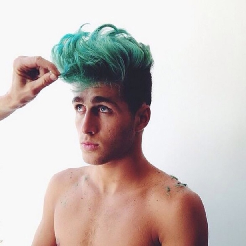 Blue beard: Male mermaids dye their beards different colors
