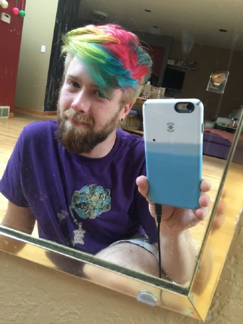 Blue beard: Male mermaids dye their beards different colors