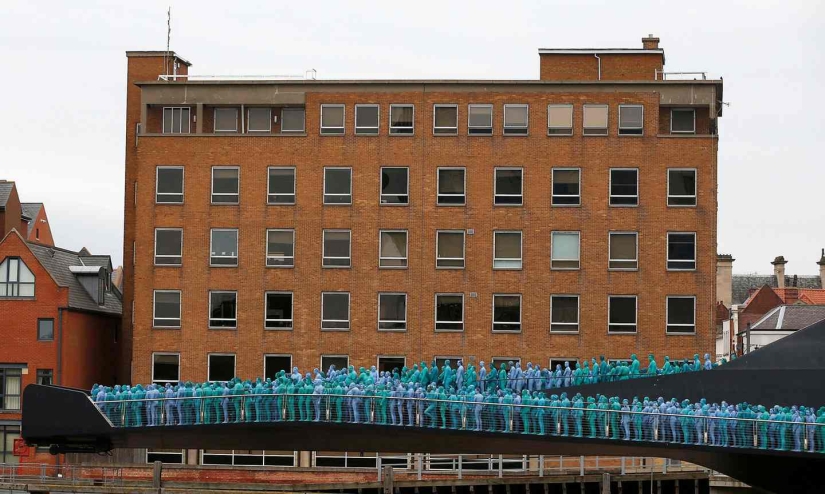 Blue naked ocean: thousands of Britons undressed, painted their bodies blue and went for a walk