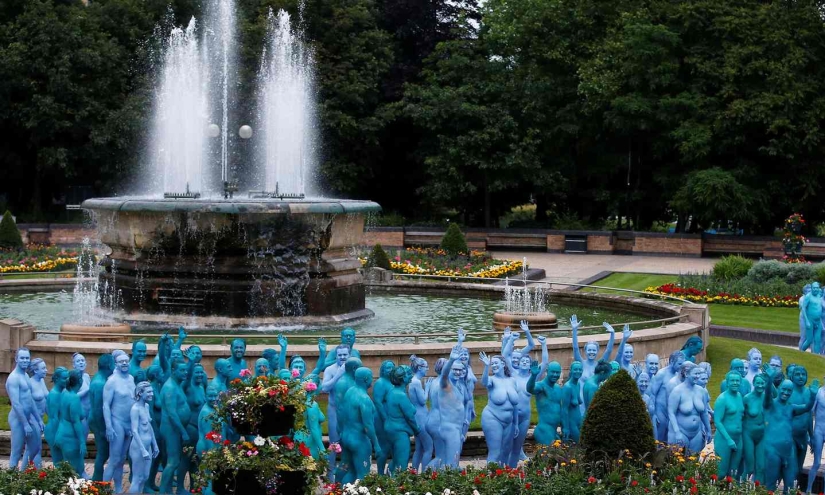 Blue naked ocean: thousands of Britons undressed, painted their bodies blue and went for a walk