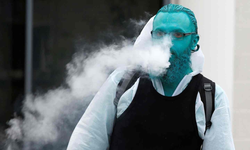 Blue naked ocean: thousands of Britons undressed, painted their bodies blue and went for a walk