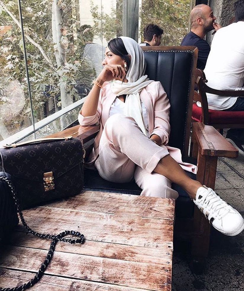 Bold Iranian fashionistas in sneakers destroy stereotypes