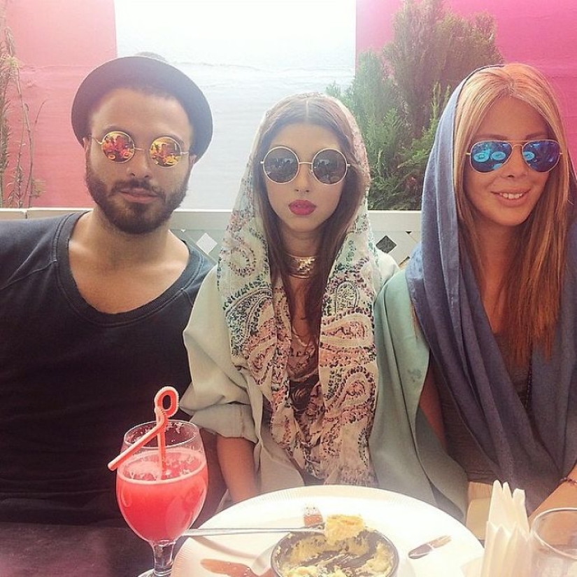 Bold Iranian fashionistas in sneakers destroy stereotypes