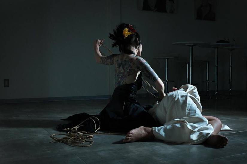 Bondage en japonés: una mujer australiana conquista la escena de un espectáculo prohibido en la Tierra del Sol Naciente
