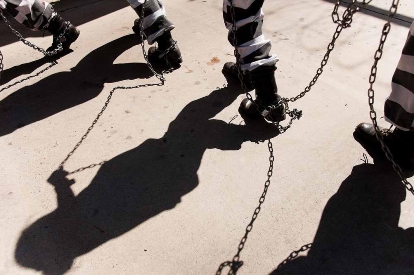 Bound in one chain: prisoner everyday life of female prisoners in one of the US prisons Bound in one chain: prisoner everyday life of female prisoners in one of the US prisons