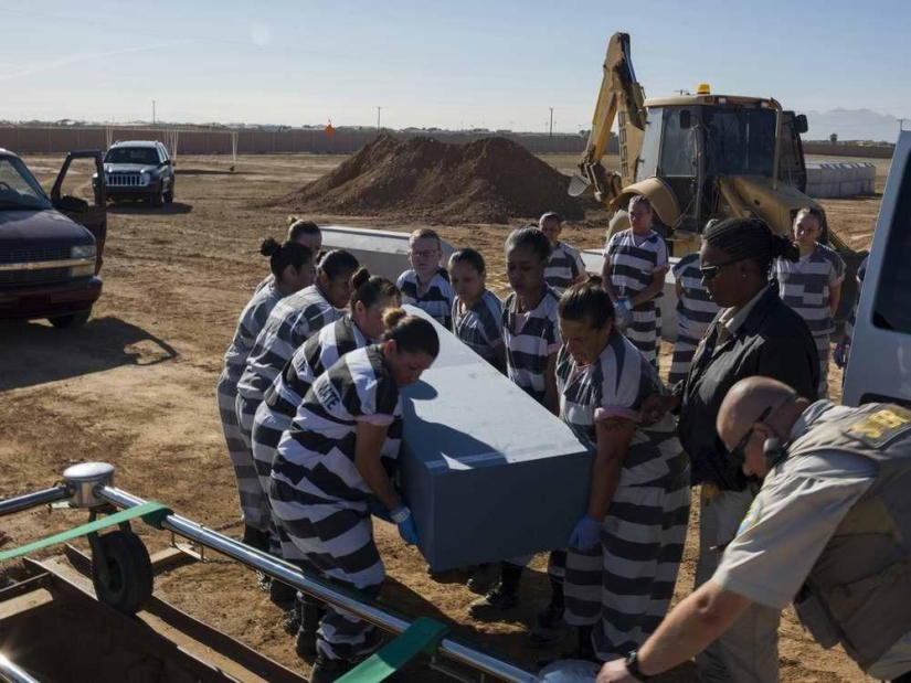 Bound in one chain: prisoner everyday life of female prisoners in one of the US prisons Bound in one chain: prisoner everyday life of female prisoners in one of the US prisons