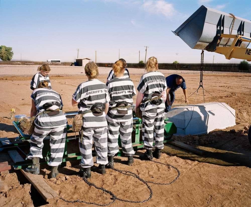 Bound in one chain: prisoner everyday life of female prisoners in one of the US prisons Bound in one chain: prisoner everyday life of female prisoners in one of the US prisons