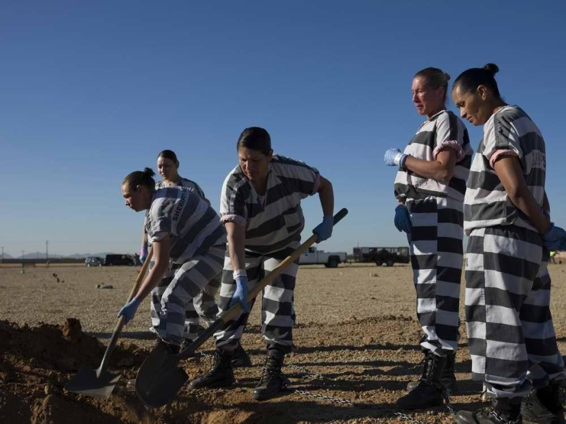 Bound in one chain: prisoner everyday life of female prisoners in one of the US prisons Bound in one chain: prisoner everyday life of female prisoners in one of the US prisons