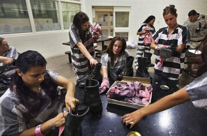 Bound in one chain: prisoner everyday life of female prisoners in one of the US prisons Bound in one chain: prisoner everyday life of female prisoners in one of the US prisons