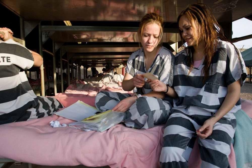 Bound in one chain: prisoner everyday life of female prisoners in one of the US prisons Bound in one chain: prisoner everyday life of female prisoners in one of the US prisons