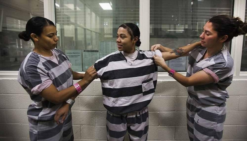 Bound in one chain: prisoner everyday life of female prisoners in one of the US prisons Bound in one chain: prisoner everyday life of female prisoners in one of the US prisons