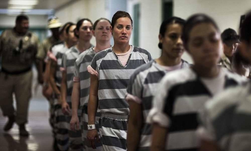 Bound in one chain: prisoner everyday life of female prisoners in one of the US prisons Bound in one chain: prisoner everyday life of female prisoners in one of the US prisons