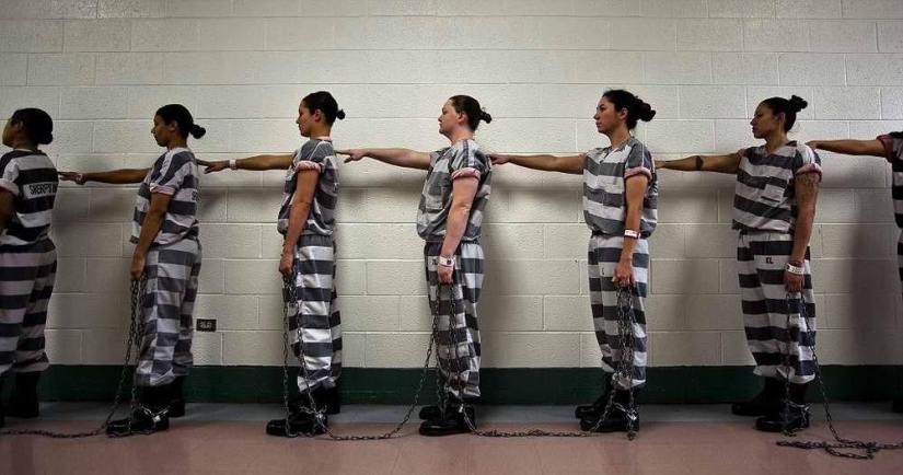 Bound in one chain: prisoner everyday life of female prisoners in one of the US prisons Bound in one chain: prisoner everyday life of female prisoners in one of the US prisons