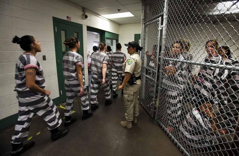 Bound in one chain: prisoner everyday life of female prisoners in one of the US prisons Bound in one chain: prisoner everyday life of female prisoners in one of the US prisons