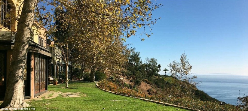 Brave offer: Mel Gibson sells "medieval" estate for $21 million