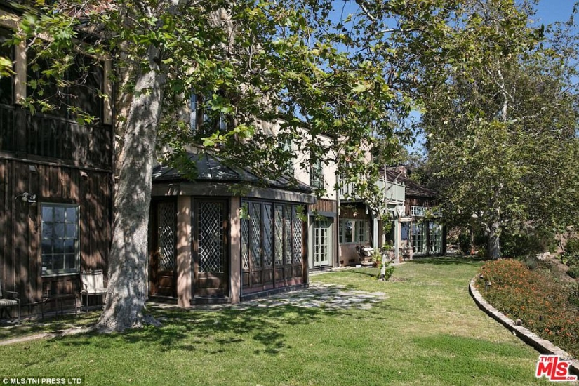 Brave offer: Mel Gibson sells "medieval" estate for $21 million