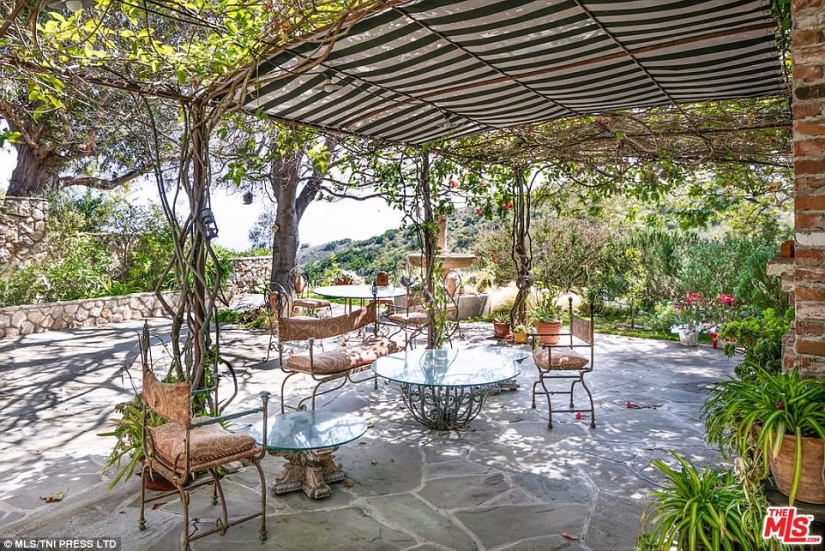 Brave offer: Mel Gibson sells "medieval" estate for $21 million