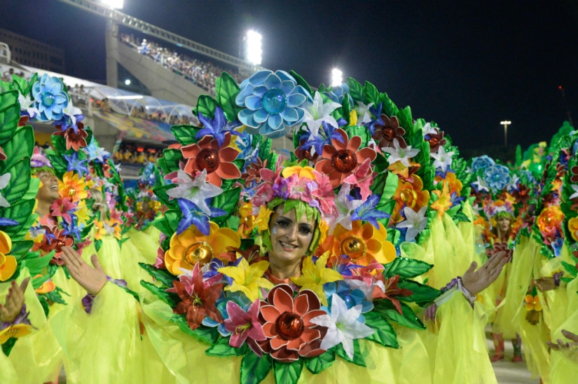 Brazilian Carnival 2017: highlights and revealing costumes Brazilian Carnival 2017: highlights and revealing costumes
