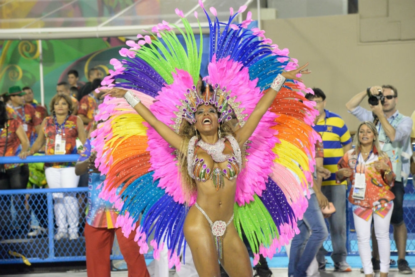 Brazilian Carnival 2017: highlights and revealing costumes Brazilian Carnival 2017: highlights and revealing costumes