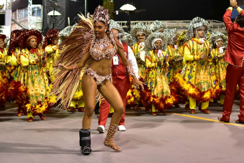 Brazilian Carnival 2017: highlights and revealing costumes Brazilian Carnival 2017: highlights and revealing costumes