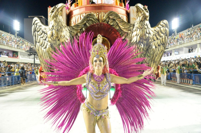 Brazilian Carnival 2017: highlights and revealing costumes Brazilian Carnival 2017: highlights and revealing costumes