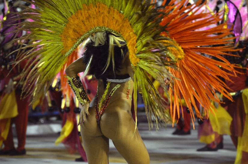 Brazilian Carnival 2017: highlights and revealing costumes Brazilian Carnival 2017: highlights and revealing costumes