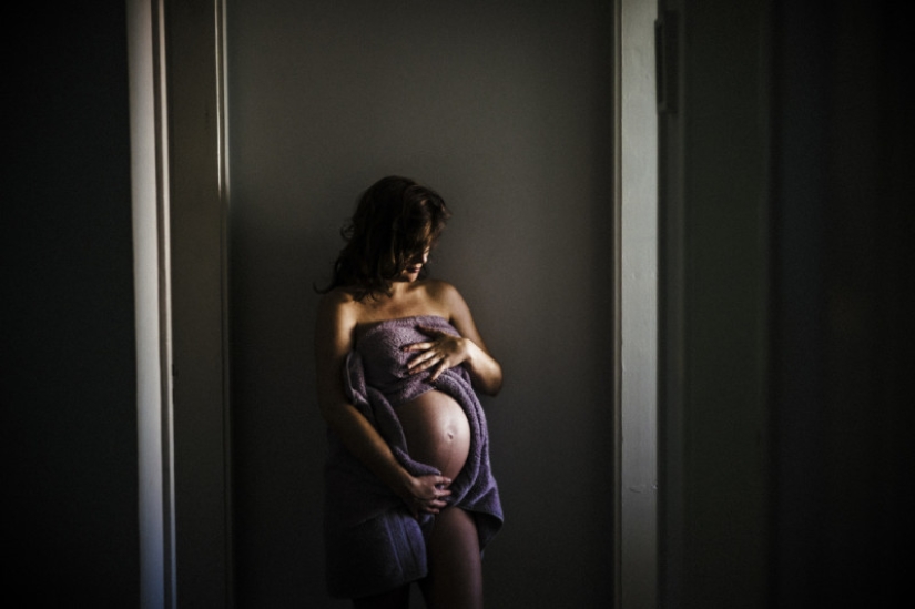 Brazilian photographer showed his girlfriend's home birth
