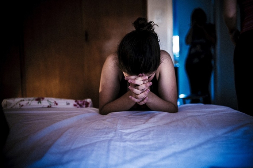 Brazilian photographer showed his girlfriend's home birth